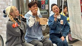 巫苡萱（左起）、阿翔、楊繡惠在韓國出外景。（圖／民視提供）