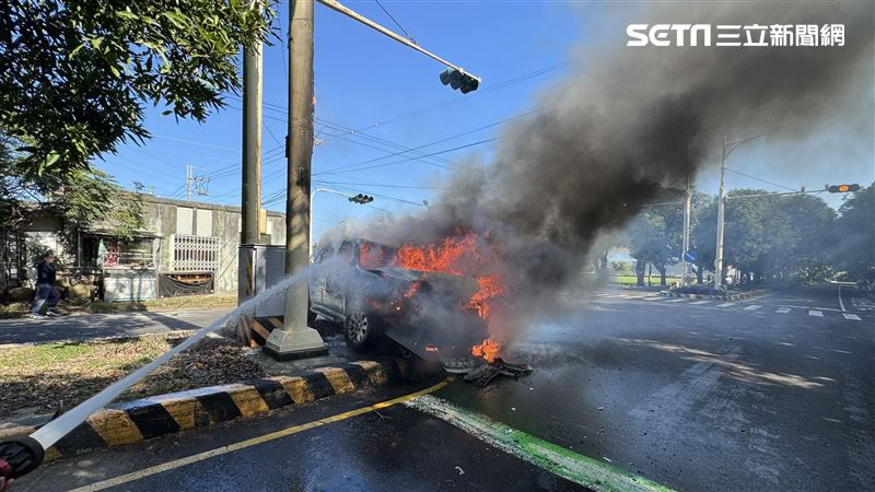 分隔島上「火吞休旅車」狂爆噴煙3人送醫