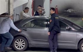 ▲北檢提訊柯文哲，柯頂著三分頭先被送到廉政署訊問，再送回北檢。（圖／翻攝畫面）