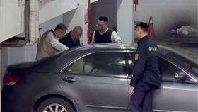 ▲北檢提訊柯文哲，柯頂著三分頭先被送到廉政署訊問，再送回北檢。（圖／翻攝畫面）