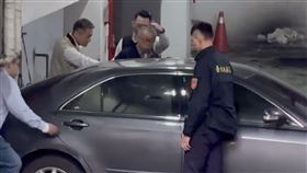 ▲北檢提訊柯文哲，柯頂著三分頭先被送到廉政署訊問，再送回北檢。（圖／翻攝畫面）