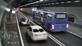 有民眾日前在臉書發文，國道5雪山隧道往宜蘭方向出現逼車狂魔，瘋狂閃遠光燈、車距幾乎碰屁股，提醒大家注意。國道警察第九大隊調閱監視器畫面後，確認該車明顯違規，已依違反《道路交通管理罰條例》開罰2萬4000元。