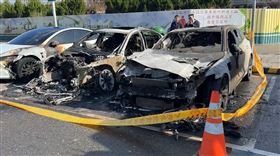 泰安服務區,火燒車，超貴，BMW竄火，害Volvo變廢鐵　特斯拉也毀容 (圖／翻攝畫面)