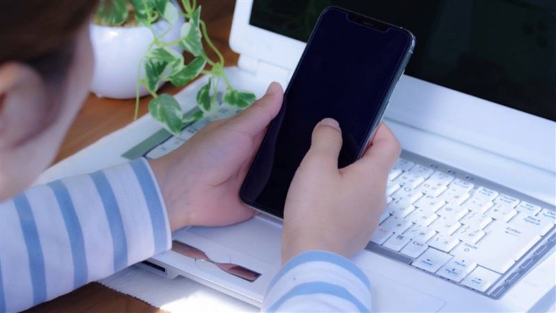 最新研究顯示，網路霸凌不僅發生在匿名環境中，部分使用真實姓名的人反而更會在網路上排擠他人。(示意圖／資料照)