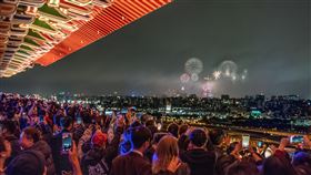 俯瞰臺北市夜景、松山機場飛機起降及基隆河畔美景的圓山大飯店，讓派對咖以絕佳位置觀賞臺北101跨年煙火。（圖／飯店旅宿業者提供）
