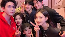 大陸男星曾舜晞貼出與一群「內娛」的小生花旦們的合照，難得集齊了常被對岸網友網友說長相神似的白鹿、李沁、李一桐同框。（曾舜晞微博）