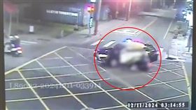 警車與改裝車發生追撞，引發爭議。（圖／翻攝畫面）