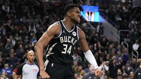 ▲「字母哥」安戴托昆波（Giannis Antetokounmpo）攻下37分，公鹿闖進NBA盃4強。（圖／美聯社／達志影像）