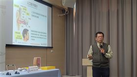 林鴻清醫師表示，老化、突發性耳聾、中耳炎惡化，或是長期處在噪音環境，例如工廠、捷運、娛樂場所等，都可能導致聽力損害。（圖／記者簡浩正攝影）