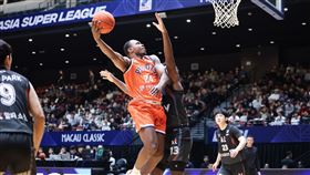 桃園璞園領航猿洋將葛拉漢轟下27分，率隊以100：62擊潰水原KT音速爆音。（圖／領航猿提供）