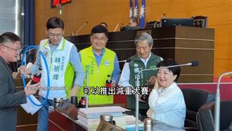 台中登「六都最胖」！盧秀燕收呼拉圈禮物