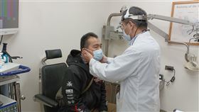一名男子日前左耳出現耳鳴、耳脹感，3天後喪失聽力，被診斷為「耳中風」。(圖／彰化醫院提供)