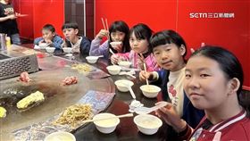 太暖! 偏鄉師生台北用餐 鄰桌情侶幫買單