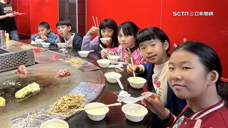 太暖！偏鄉師生台北用餐　鄰桌情侶幫買單