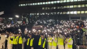 ▲南韓民眾自發上街抗議，在寒冬中高唱〈再次重逢的世界〉。（圖／翻攝自X@josungkim）