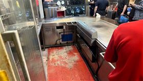 鐵板燒店突遭有心人士潑蝦餌，讓業者相當困擾。（圖／翻攝畫面）