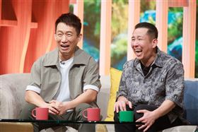 郭子乾（左）跟屈中恆一起上節目。（圖／民視提供）
