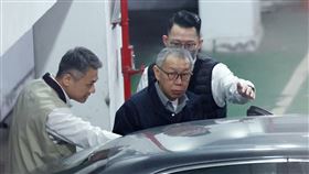 京華城案　北檢再度提訊柯文哲台北地檢署偵辦京華城案，為釐清相關金流等細節，檢察官11日下午再度提訊在押的前台北市長柯文哲（前左2）說明。對於媒體詢問不法所得是否上億元，柯文哲聽到後看了一眼在場記者，並未回應。中央社記者張皓安攝  113年12月11日