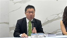 衛福部次長呂建德（左）重申，衛福部並未要求保護加害人隱私。（圖／記者簡浩正攝影）