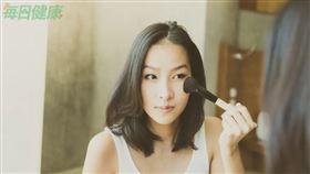 女性不抽菸也得肺癌？醫揭「這款化妝品」隱藏致命危機　1習慣更要小心（圖／每日健康）