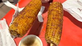 網友在花蓮東大門夜市購買2支烤玉米，居然高達293元。（圖／翻攝Threads）