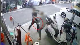 惡鄰居持開山刀衝鄰居家，二話不說就砍。（圖／翻攝畫面）