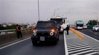 獨／匝道遭聯結車追撞　車主：好險開G63