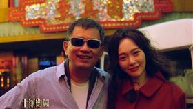 唐嫣與《繁花》導演王家衛合影。（圖／緯來戲劇台提供）