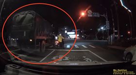 龍潭,軍卡,紅燈,騎士（圖／翻攝自《爆料公社》）