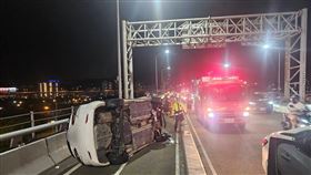 新北林男開車行經成蘆橋時突然失控翻覆至機車道上。（圖／翻攝畫面）