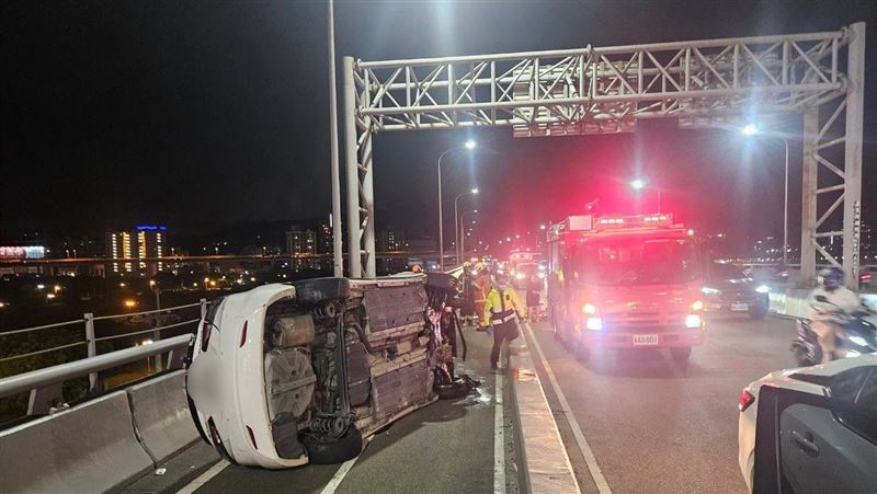 開車行經成蘆橋失控　翻覆機車道駕駛送醫