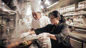 韓國黑白大廚學餐名家-李美英師傅客座凱菲屋，親授韓式「辣味牛肉湯」料理精髓。（圖／飯店旅宿業者提供）