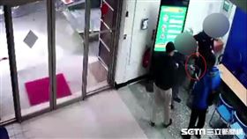 移民署專勤隊周姓女科員向黃姓警員借槍把玩。（圖／翻攝畫面）