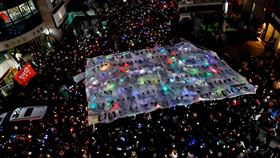 南韓民眾抗議,要求韓國總統尹錫悅下台。（圖／路透社／達志影像）