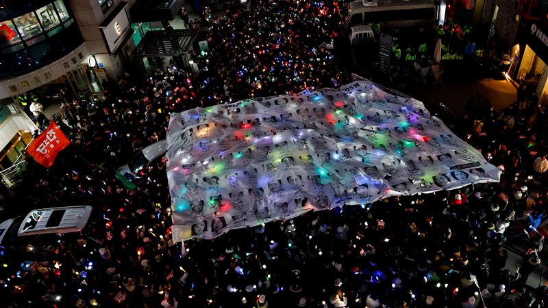 突破總統官邸警戒線　民團高喊尹錫悅下台