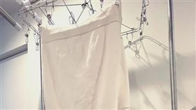花王官方分享能加快衣服曬乾的「逆向萬歲乾燥法」。（圖／翻攝自X）