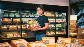 自稱侍果師 浮誇用800萬賓士休旅車送水果