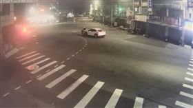 台中,輾人,肇逃,闖紅燈,車禍,重傷（圖／翻攝畫面）