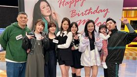 左起張皓明、五熊、蔡函岑、殷悅、黃小柔、李姝姸，以及歌手謝和弦。（圖／翻攝自臉書）