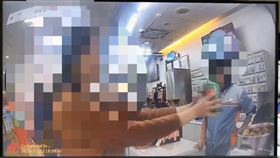 士林夜市超商爆衝突！醉女「單手抱嬰兒」失控砸酒瓶　店員怒報警提告。（圖／翻攝畫面）
