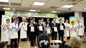 衛福部今舉行「公醫前驅引領長照-部屬醫院醫療與長照整合的實務典範」新書發表，多家部屬醫院院長前來共襄盛舉。（圖／記者簡浩正攝影）