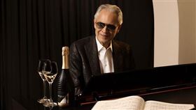 ▲美聲天王波伽利為自家酒莊全新酒款拍攝形象照片（圖／浩詠國際提供）