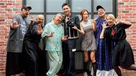 左起阿達、美麗本人、曾志偉、鄭人碩、金針菇、泰國娘娘、Lulu錄外景節目。（圖／緯來電視網提供）