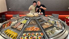 胡瓜（左）邀蛇丸上節目談美食。（圖／《下面一位》提供）