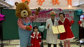 瑋瑜姐姐（右起）與女兒協同婦幼隊宣導AI防詐。（圖／民視提供）