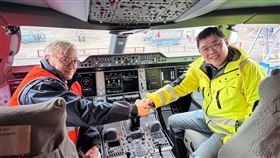 星宇航空第七架A350-900於今（13）日稍早抵台，由董事長張國煒親自駕駛。（圖／星宇航空提供）