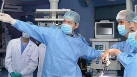 禾醫診所醫師韓健明被指控醫療處理不當，造成患者子宮沾黏及腸穿孔，被迫到其他醫院進行修復手術，留下明顯疤痕。(圖/取自韓健明的臉書)