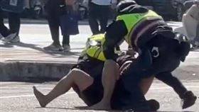 彰化火車站，亂鬥！醉男酒後失控，遭警「大外割」壓制(圖／翻攝自社會事新聞影音)