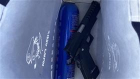  權利車糾紛，木雕博物館談判　瑪莎拉蒂男，亮槍恐嚇，衝國道逃跑，(圖／翻攝畫面)