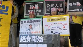 勞團絕食滿100小時  批洪申翰無實質回應桃園市產業總工會9日起在勞動部前紮營發起絕食行動，至13日滿100小時。勞團批勞動部長洪申翰在此期間對相關議題都無實質回應，甚至無法明確表達自身立場，直言勞動部應該改名叫總機部。中央社記者吳欣紜攝  113年12月13日